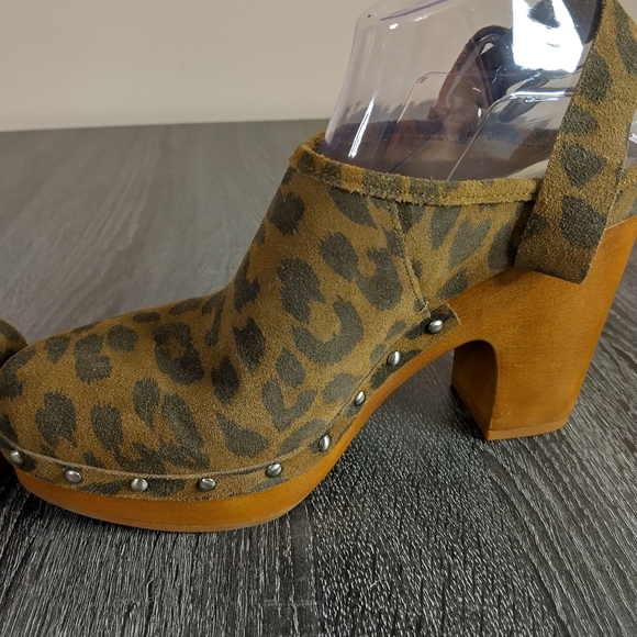 Leopard Print Platform Clogs - Picture 5 of 13